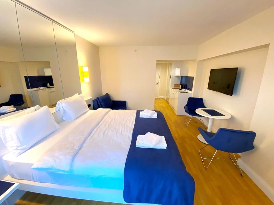Bed, Living room, Photo of the whole room, Seating area, Bedroom