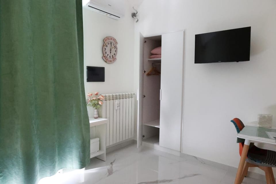 TV and multimedia, Living room, Dining area, hair dresser, wardrobe, air conditioner