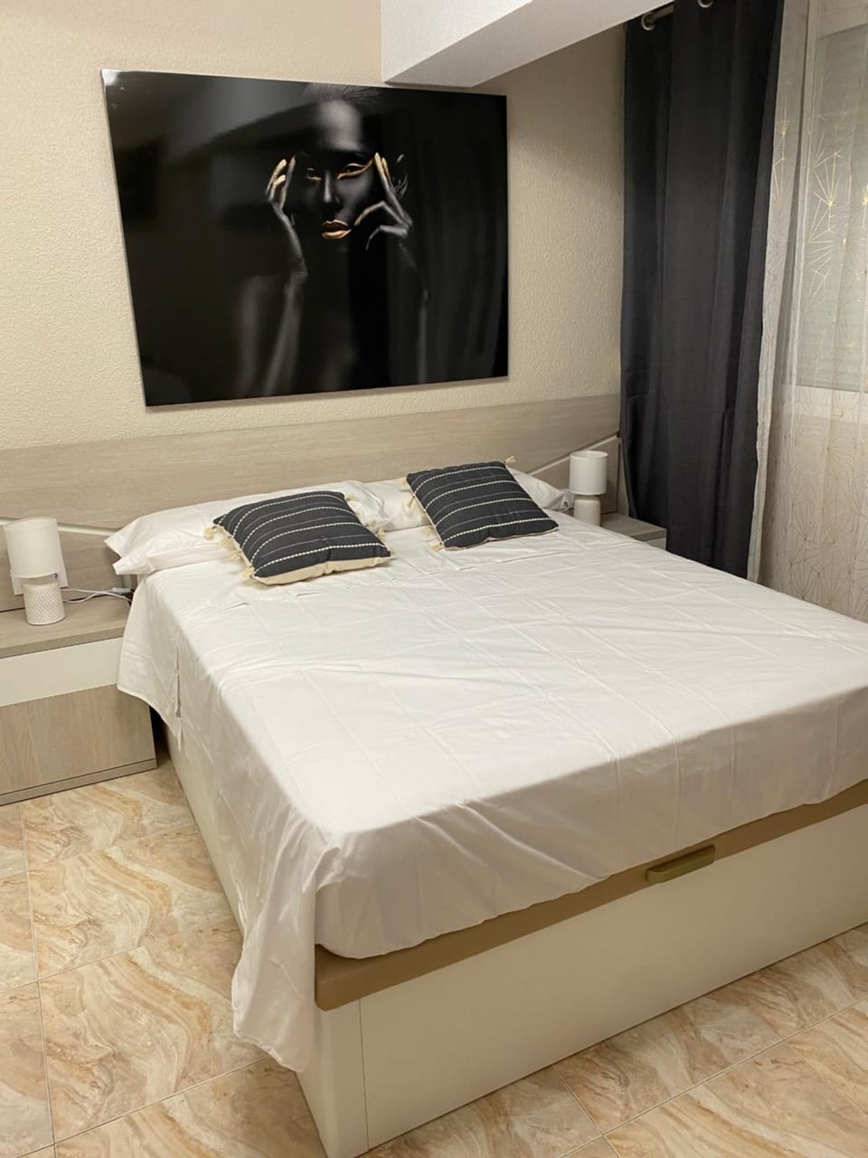 Bed, Photo of the whole room, Bedroom