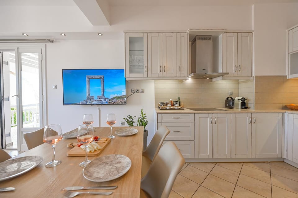 TV and multimedia, Kitchen or kitchenette, Dining area, stove