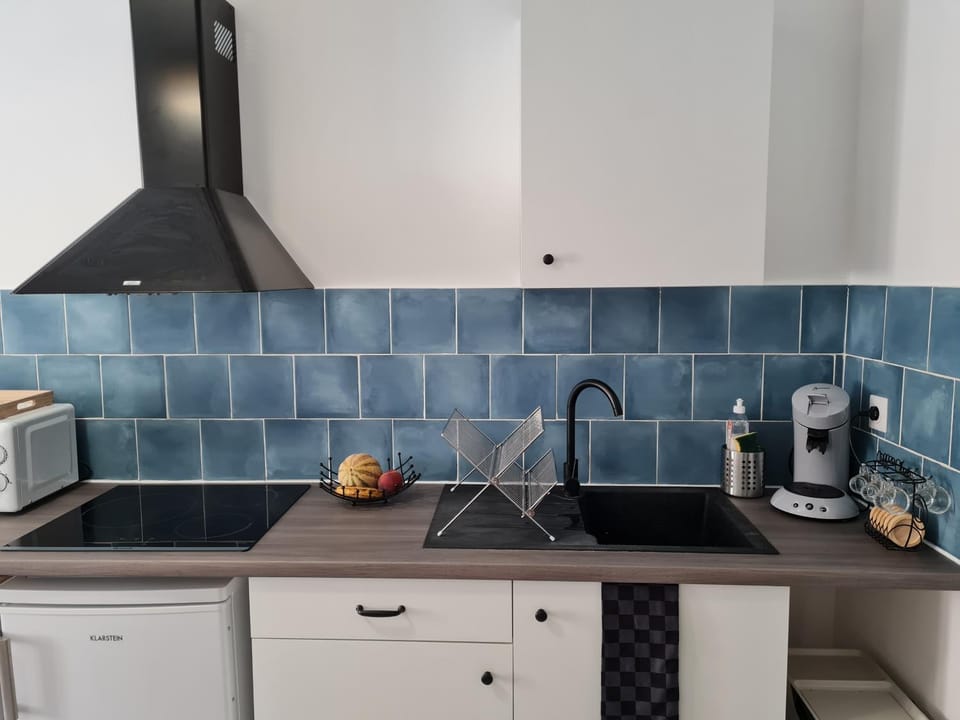 Coffee/tea facilities, Kitchen or kitchenette, stove