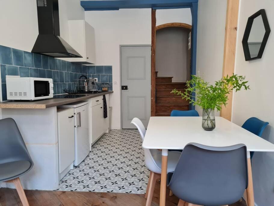 Kitchen or kitchenette, Dining area, oven, stove