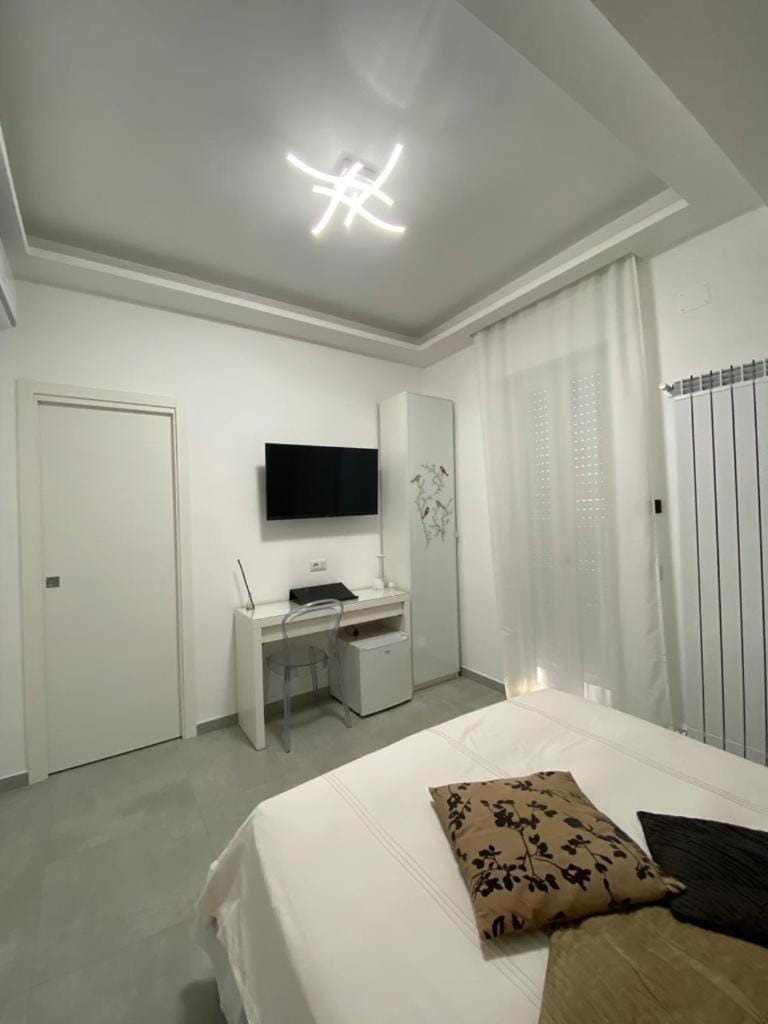 Bed, TV and multimedia, Photo of the whole room, Bedroom, wardrobe