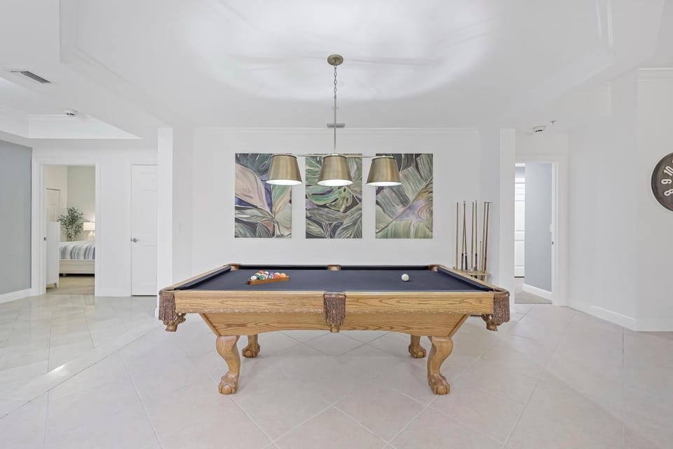 Exquisite condo with unique balcony and bay views House in Marco Island
