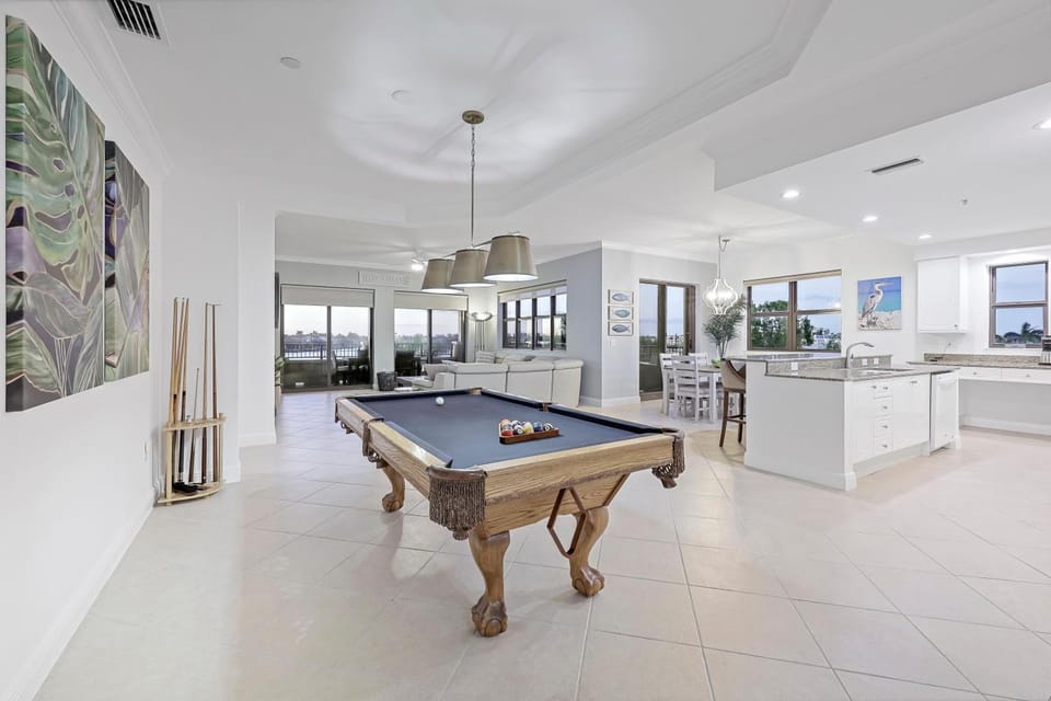 Exquisite condo with unique balcony and bay views House in Marco Island