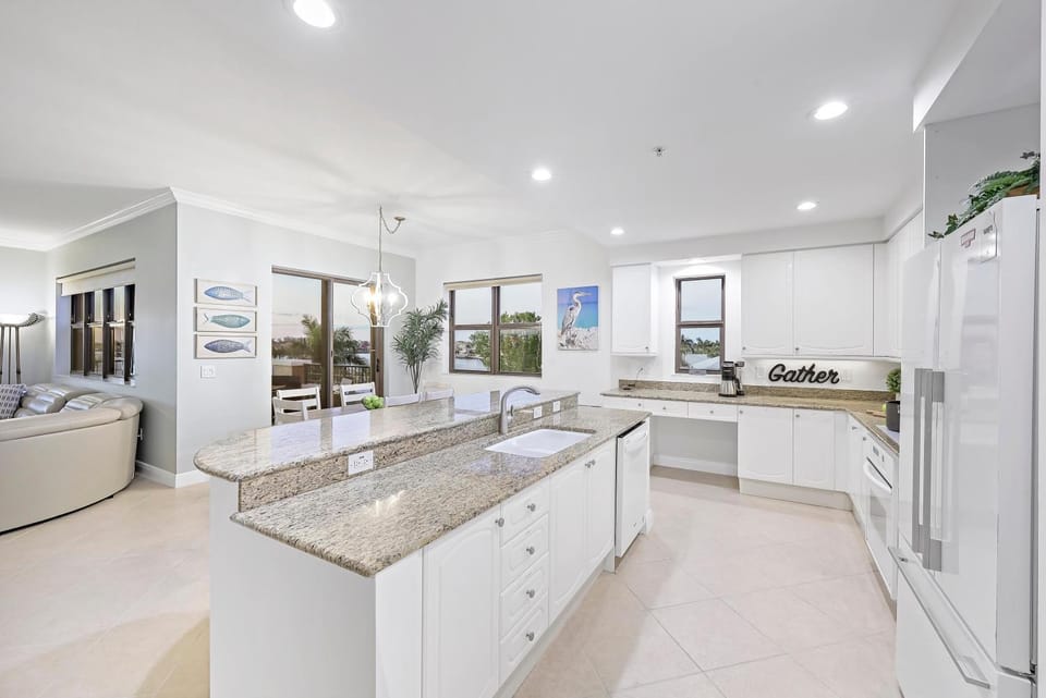 Exquisite condo with unique balcony and bay views House in Marco Island