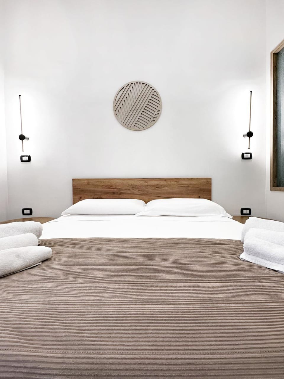 Bed, Decorative detail, towels