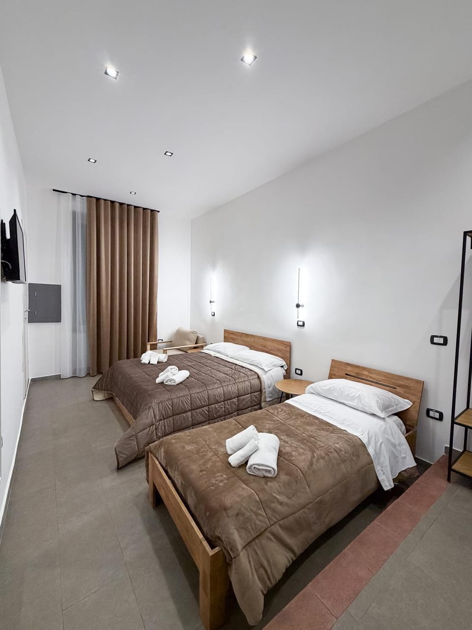 Bed, TV and multimedia, Photo of the whole room, Bedroom, towels