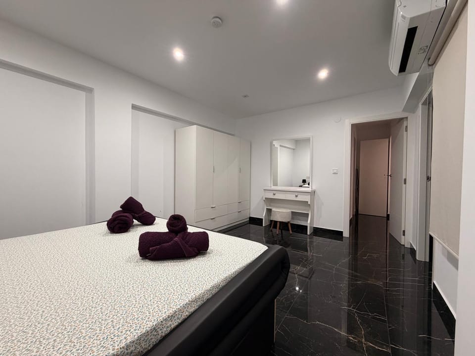 Bed, Photo of the whole room, Bedroom, wardrobe