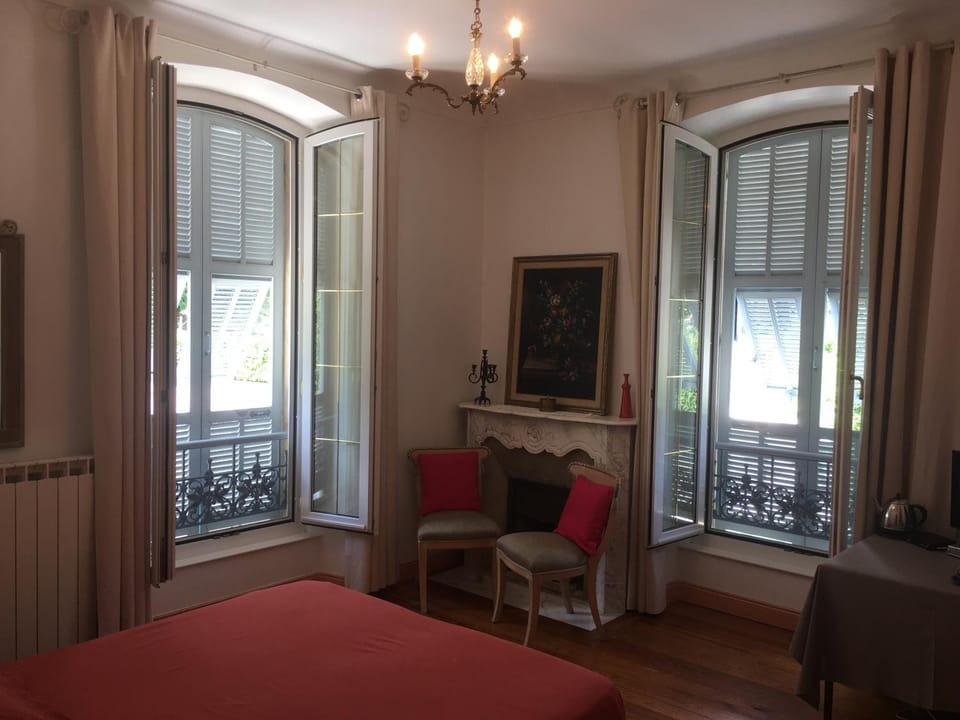 View (from property/room), Photo of the whole room, Decorative detail, Bedroom, Mountain view, Mountain view