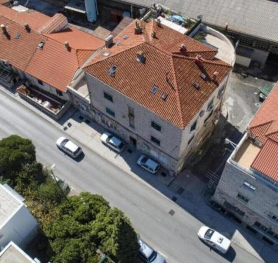 Property building, Neighbourhood, Bird's eye view, City view, Street view, Location, Parking