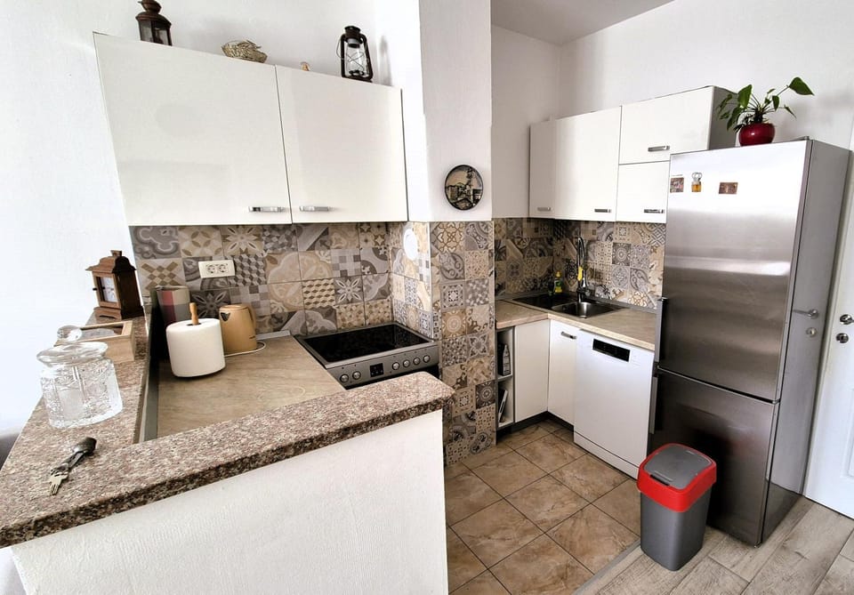 Coffee/tea facilities, Kitchen or kitchenette, dishwasher, oven, stove, toaster