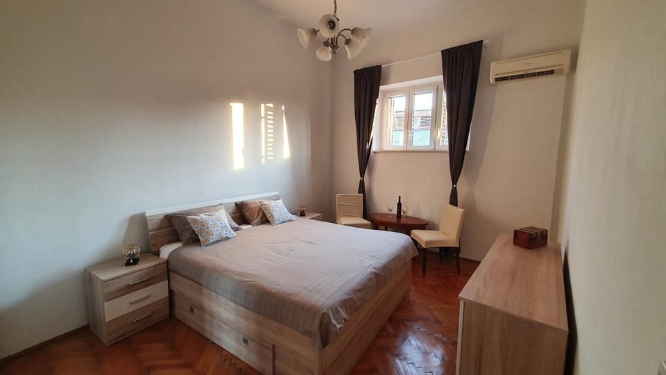 Bed, Photo of the whole room, Bedroom, air conditioner