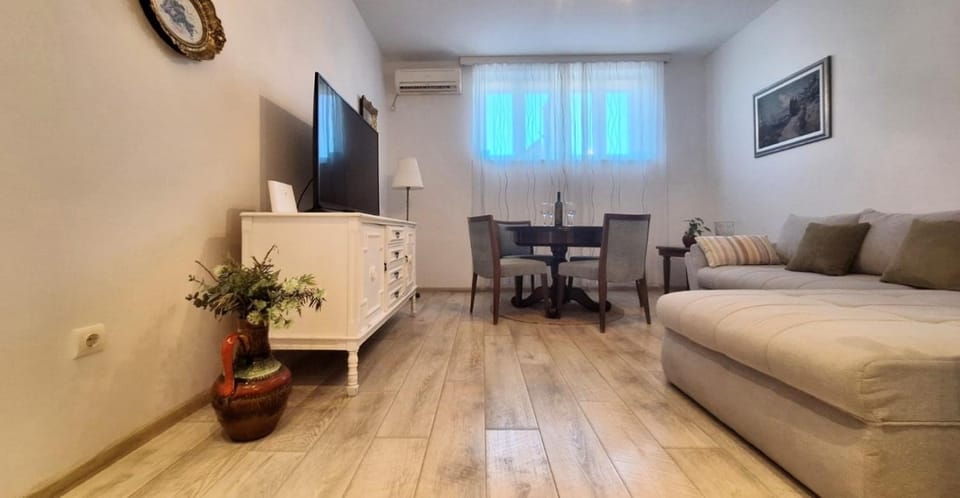 TV and multimedia, Living room, Photo of the whole room, Seating area, Dining area, air conditioner