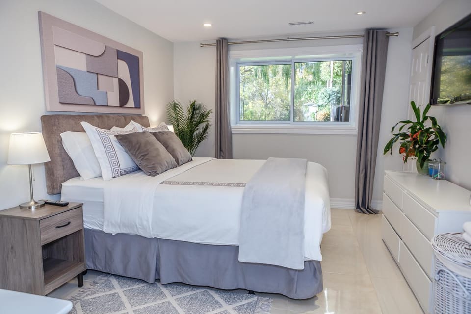 Bed, Day, Natural landscape, Summer, TV and multimedia, Photo of the whole room, Bedroom, Garden view, internet, wardrobe