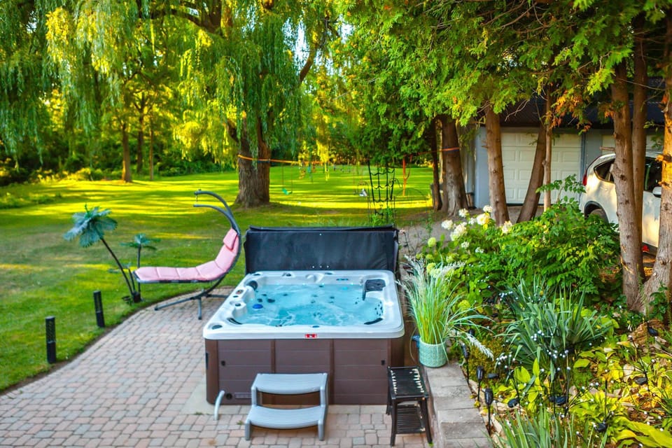 Spring, Day, Natural landscape, Activities, Garden, Garden, Hot Tub, Hot Tub, Garden view, sunbed