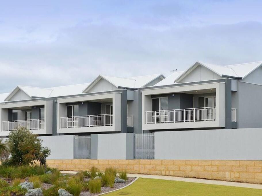 Modern Luxury 1 Bedroom Apartment - Walk to the shops! Free Wifi Apartment in Perth