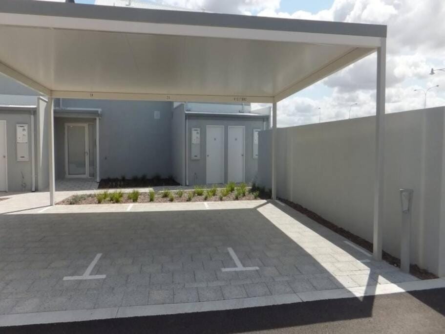 Modern Luxury 1 Bedroom Apartment - Walk to the shops! Free Wifi Apartment in Perth