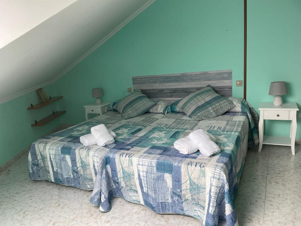 Bed, Bedroom, towels