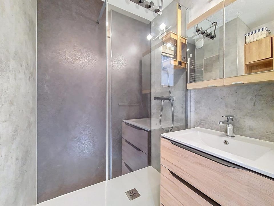 Studio rénové lumineux, skis aux pieds, balcon, 3 pers - FR-1-344-1007 Apartment in Les Allues