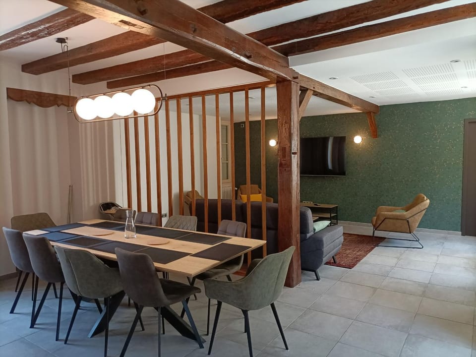 Gîte haut de gamme face à l'abbaye de Noirlac - 5 ch, 5 sdb, clim, terrasse privée - FR-1-586-26 House in Centre-Val de Loire