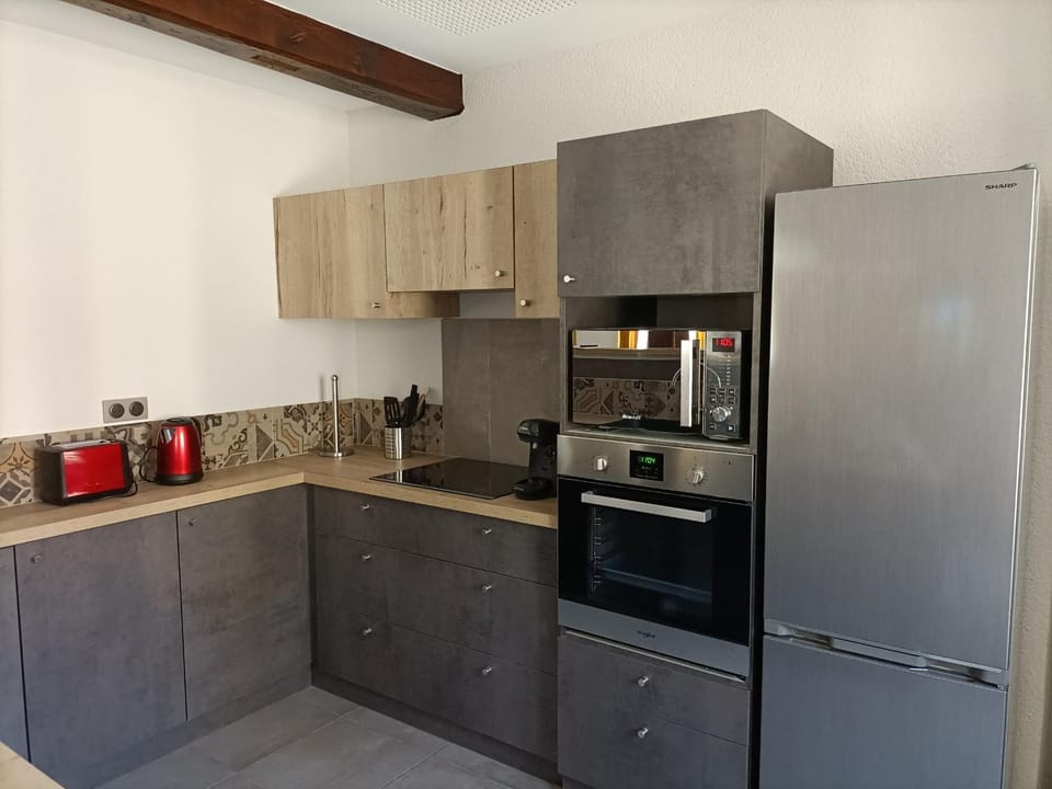 Gîte haut de gamme face à l'abbaye de Noirlac - 5 ch, 5 sdb, clim, terrasse privée - FR-1-586-26 House in Centre-Val de Loire