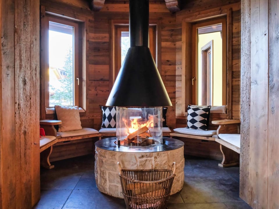 Lounge or bar, fireplace