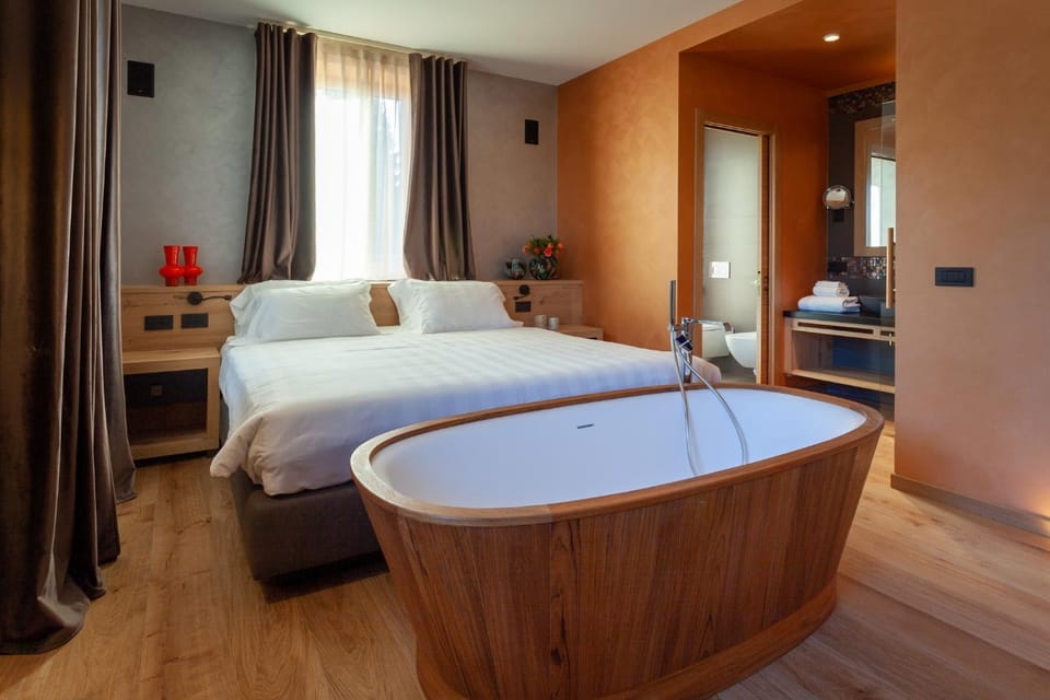 Toilet, Bed, Photo of the whole room, Bedroom, Bath, bidet, heating, room service, towels