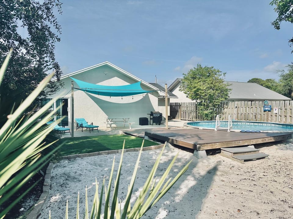 Pool view, Swimming pool, sunbed