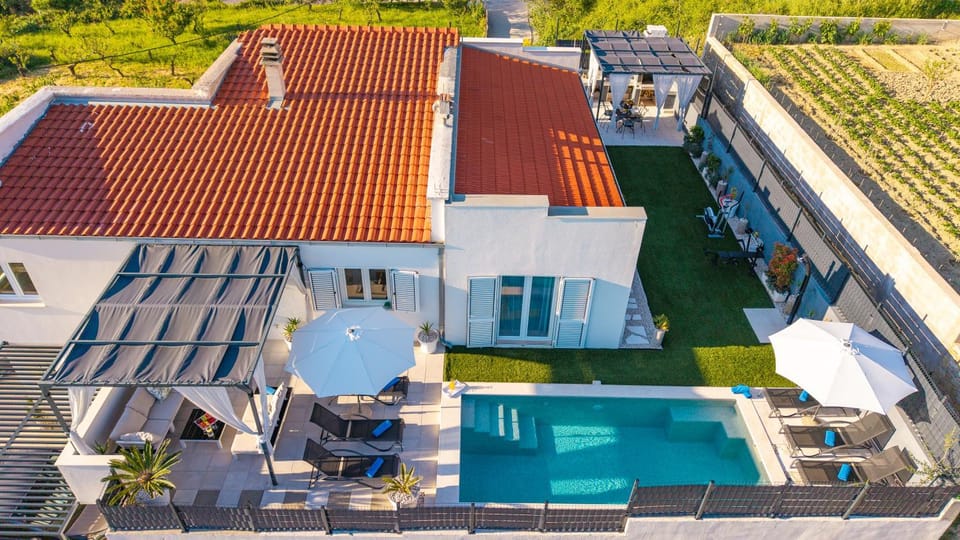 Property building, Day, Bird's eye view, Pool view, Swimming pool, sunbed