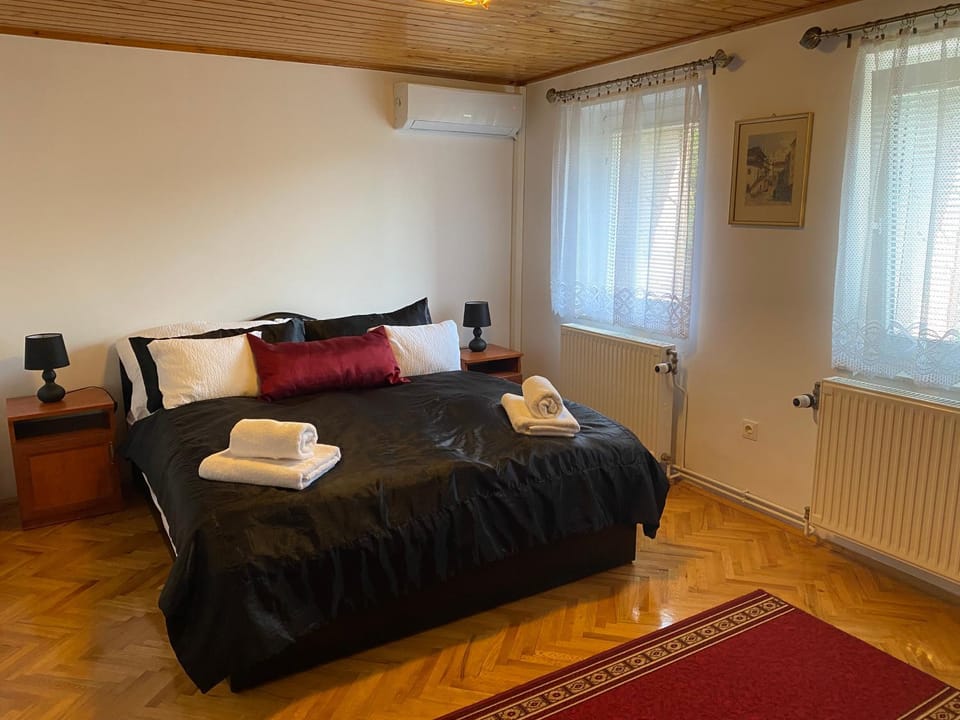 Bed, Bedroom, towels