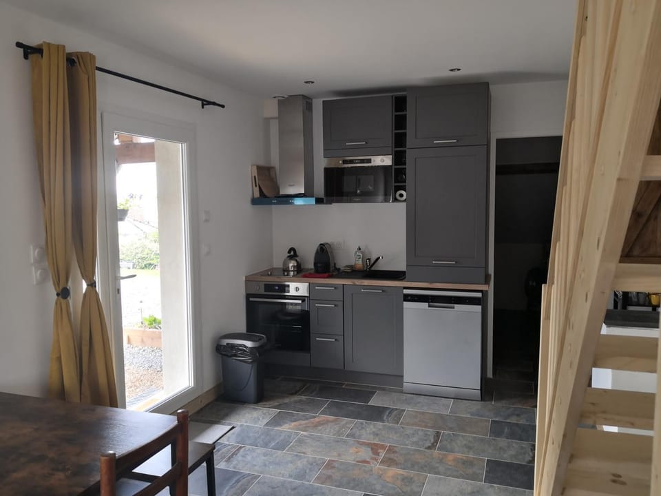 Kitchen or kitchenette, Dining area