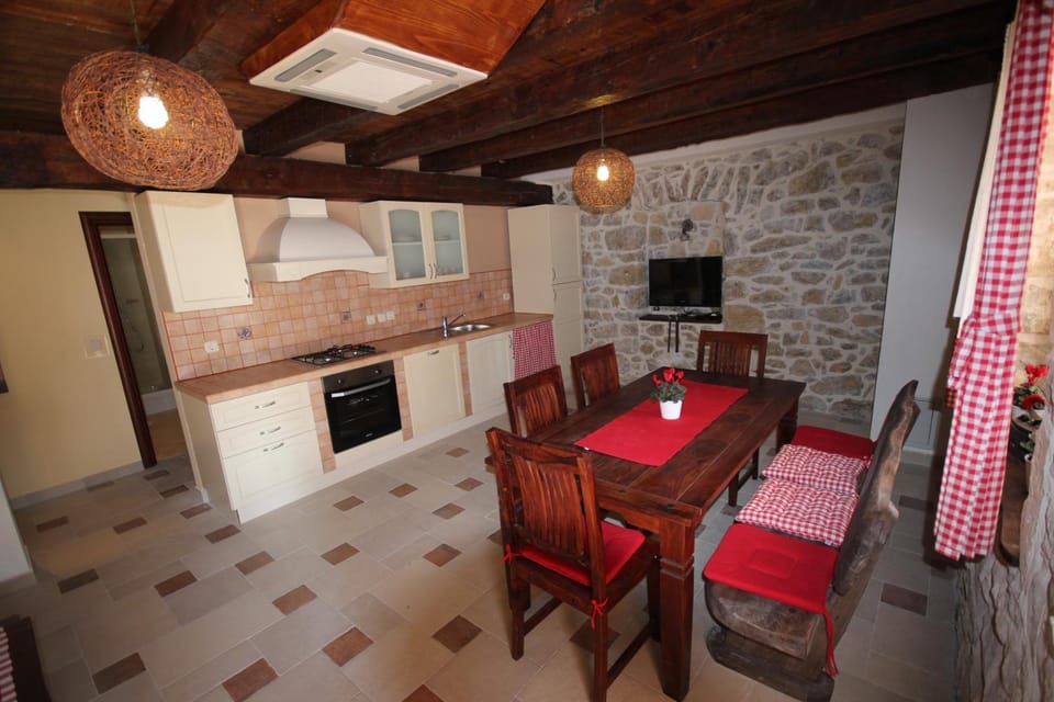 Dining area, kitchen