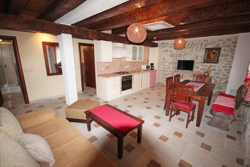Dining area, kitchen