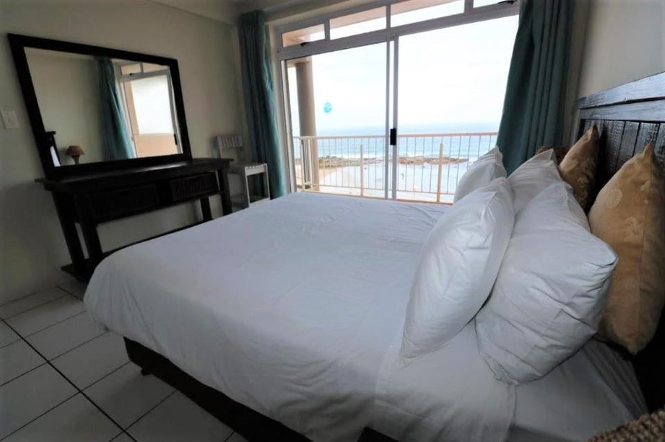 Photo of the whole room, Bedroom, Sea view