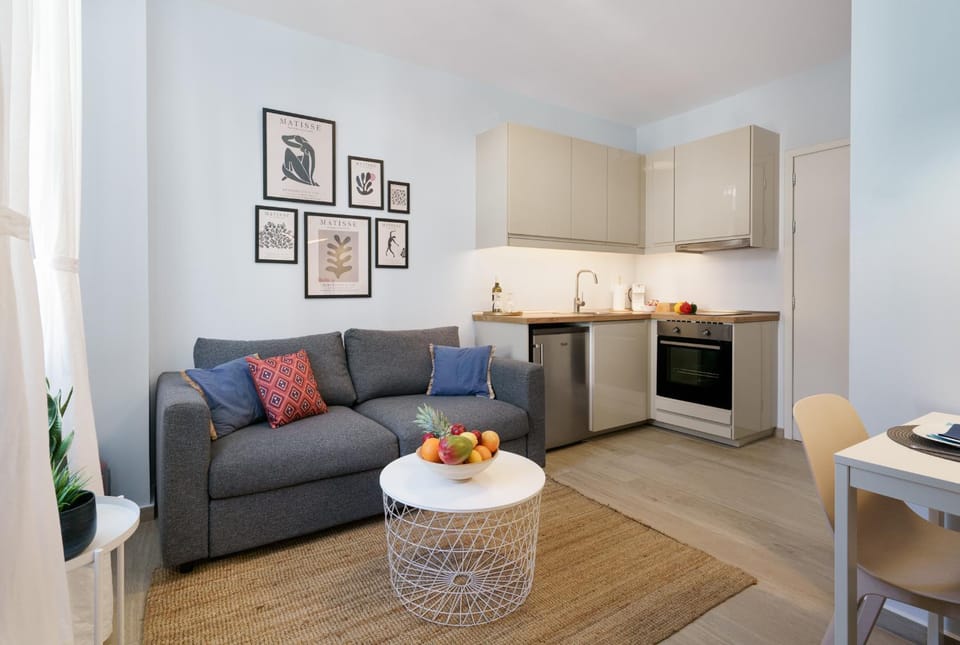 Kitchen or kitchenette, Living room, Seating area, pet friendly, stove