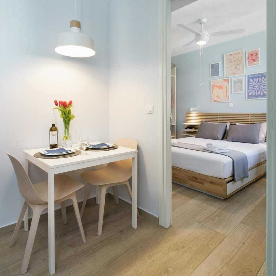 Bed, Dining area, Bedroom, fireplace