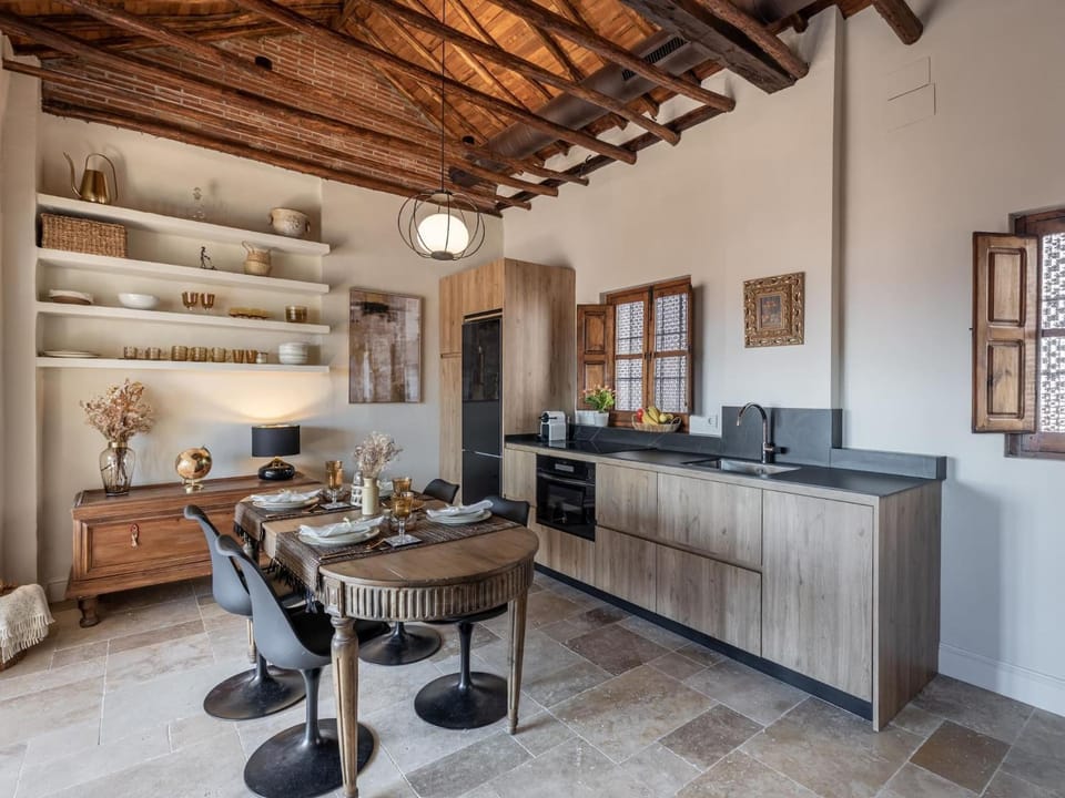 Kitchen or kitchenette, Dining area, stove