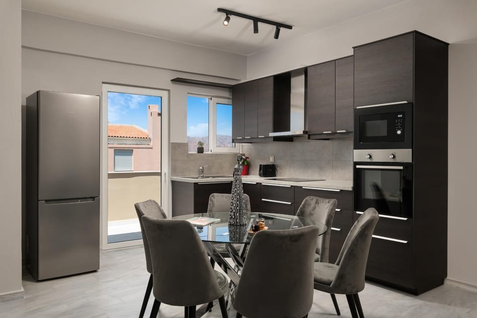 Kitchen or kitchenette, Dining area, dishwasher, minibar, pet friendly, stove