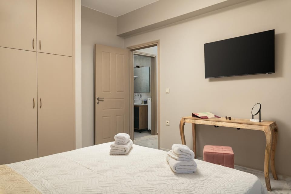 Bed, TV and multimedia, Bedroom, hair dresser, towels