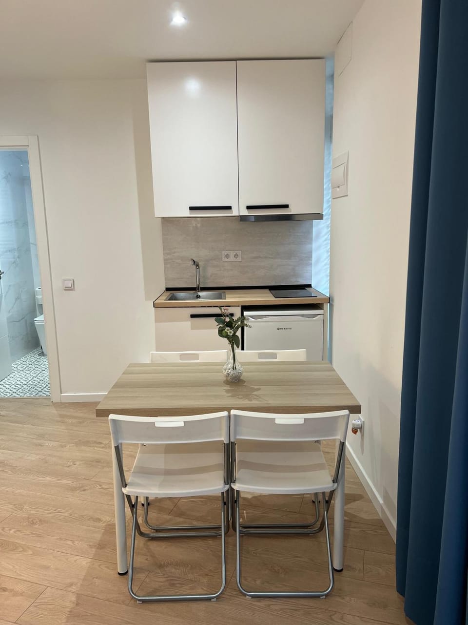Kitchen or kitchenette, Dining area, stove