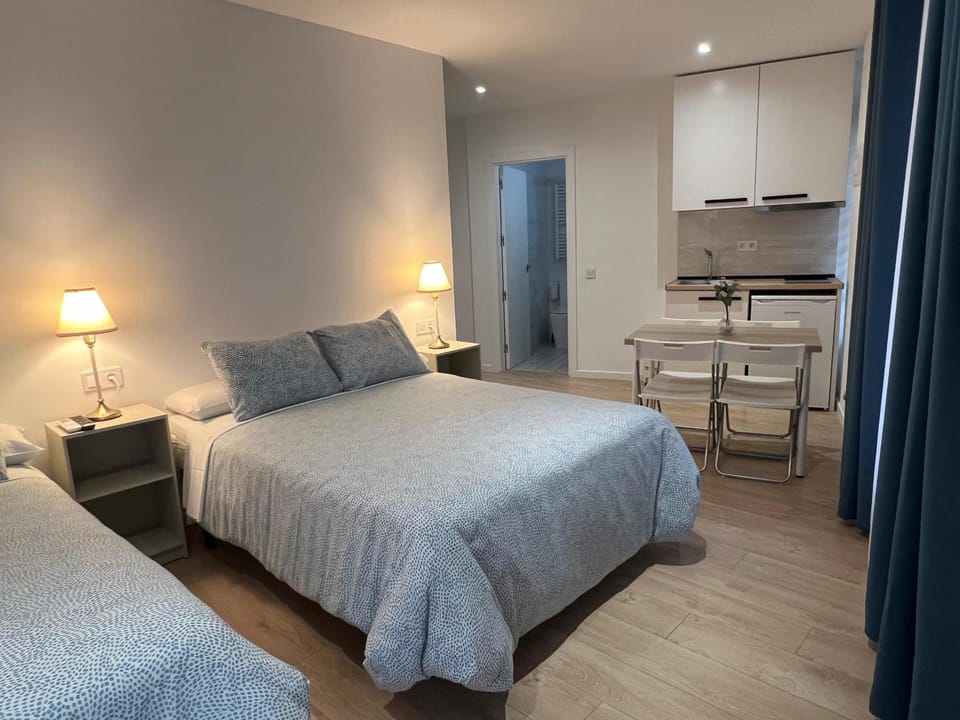 Bed, Kitchen or kitchenette, Photo of the whole room, Bedroom