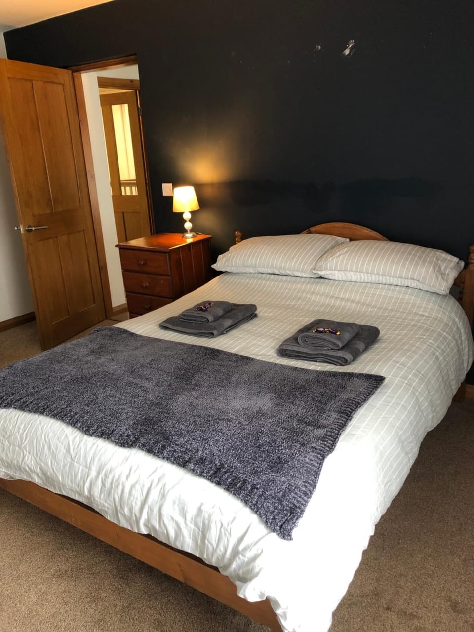 Sweet Caroline at Longton. Great location for Stoke on Trent, The Potteries and Alton Towers. Apartment in Stoke-on-Trent