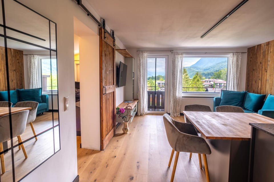 Natural landscape, View (from property/room), Balcony/Terrace, Living room, Seating area, Dining area, Mountain view