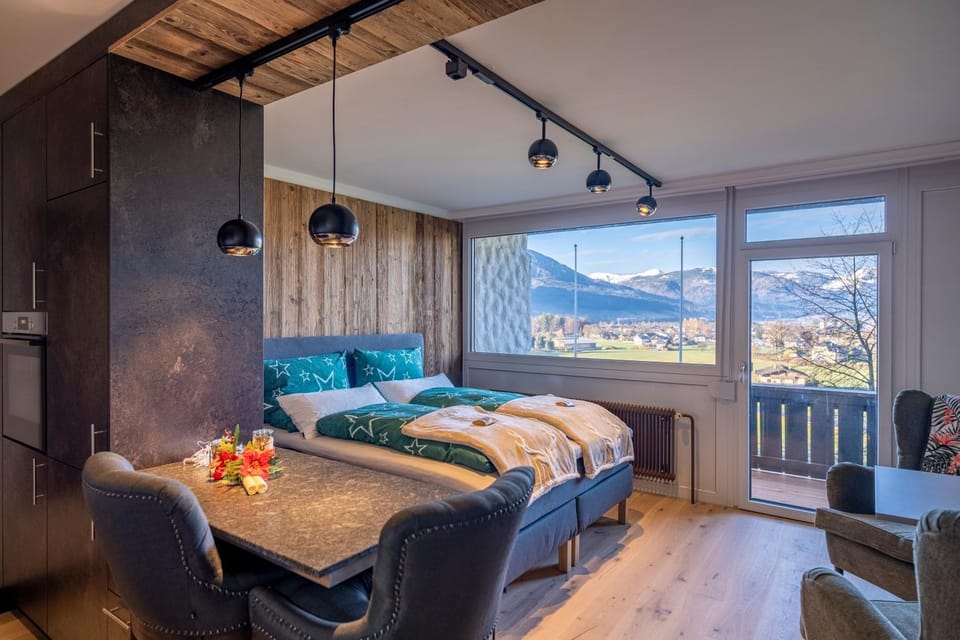 Bed, View (from property/room), Seating area, Bedroom, Lake view, Mountain view, locker