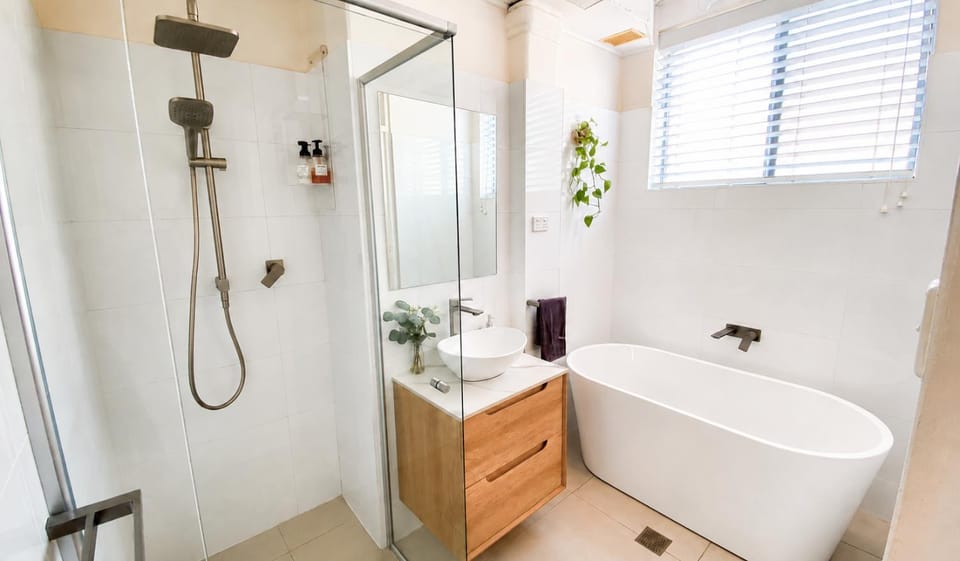 Central 2 Bedroom Apartment - Walk to Beach & CBD - Sleeps 5 Apartment in Wollongong