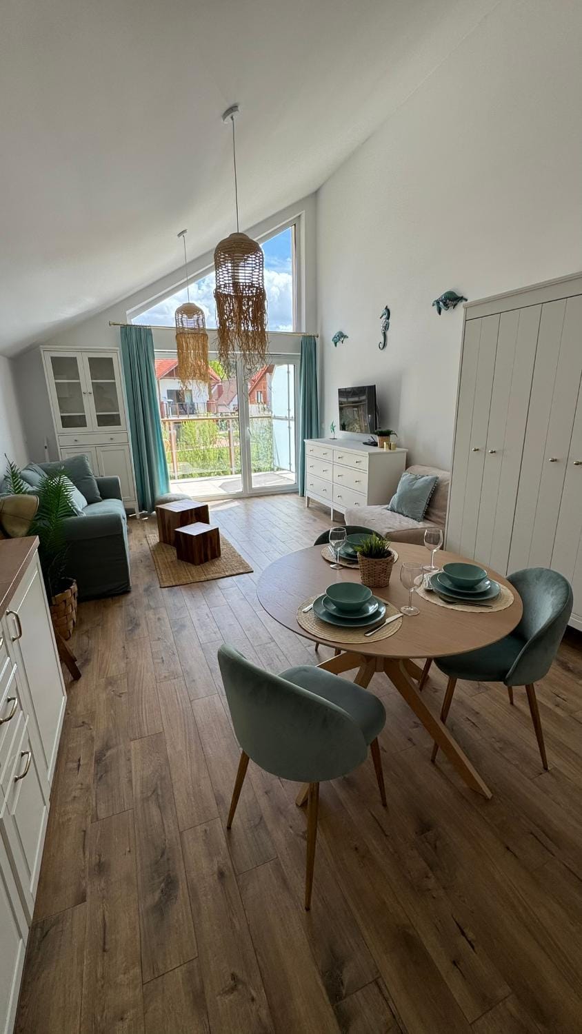 Kitchen or kitchenette, Living room, Seating area, Dining area