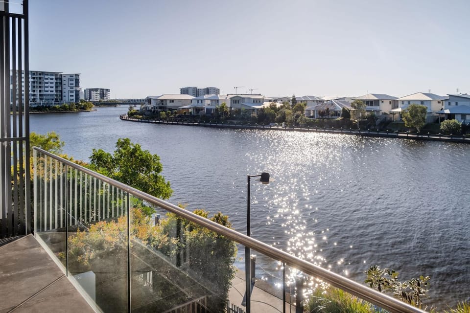 Property building, Natural landscape, View (from property/room), Balcony/Terrace, City view, Lake view, River view, Sea view