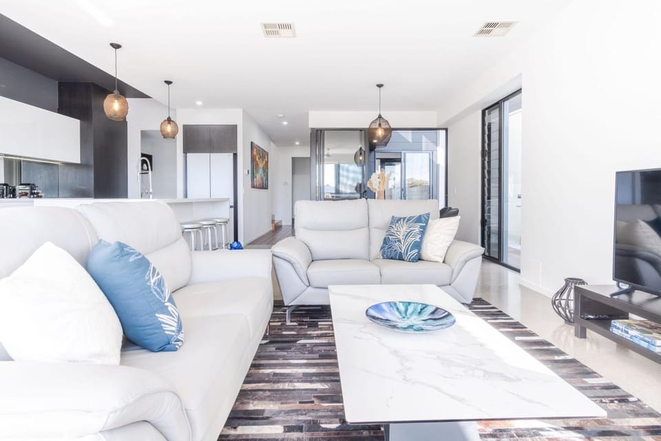 TV and multimedia, Living room, Seating area, Evening entertainment