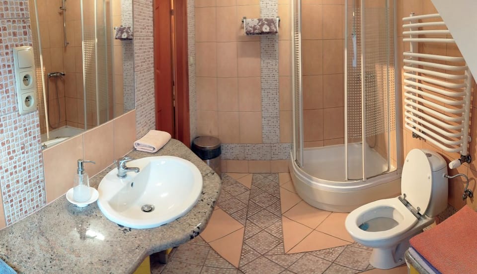 Shower, Toilet, Bathroom, towels